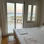 Beachfront House بريكو